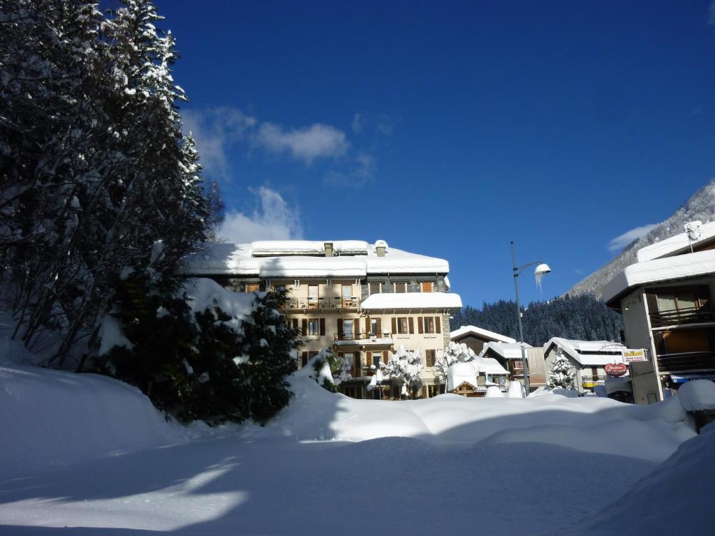 Hotel Restaurant La Couronne Chamonix Exteriör bild